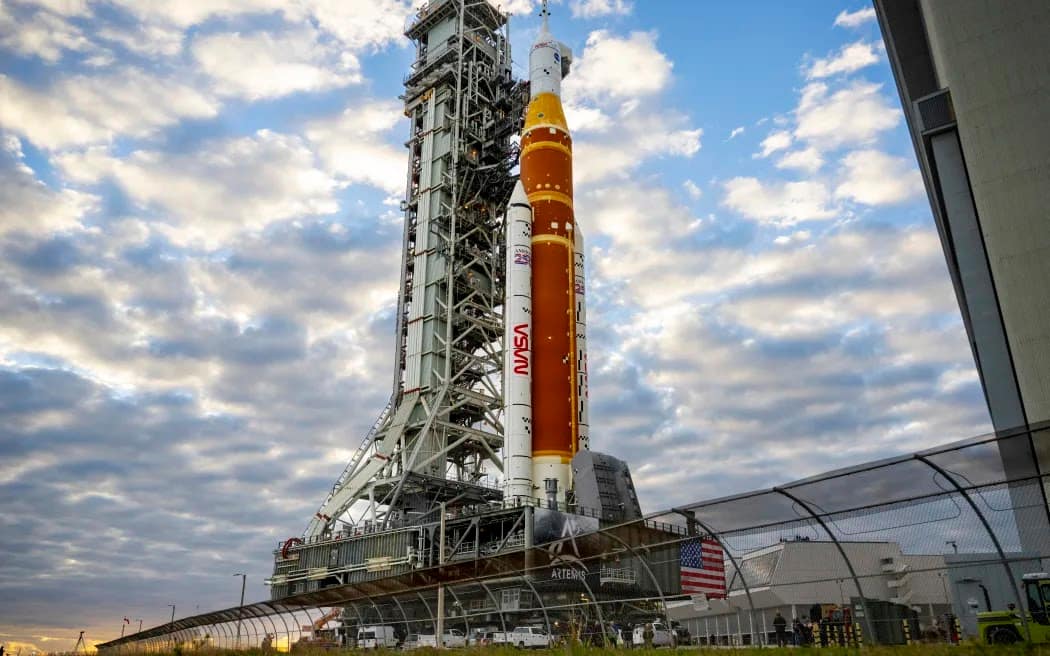 NASA’s SLS rocket and Orion spacecraft standing on Launch Pad 39B at night, illuminated as engineers prepare for the Artemis II crewed lunar mission.