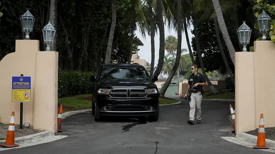 Secret Service agents securing the entrance of Mar‑a‑Lago after an armed intruder was fatally confronted.
